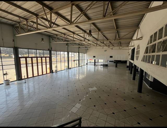 2,300M² SHOWROOM FOR SALE IN ANDERBOLT